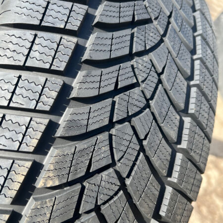 255/55 R20 110V ULTRA GRIP PERFORMANCE PLUS GOODYEAR